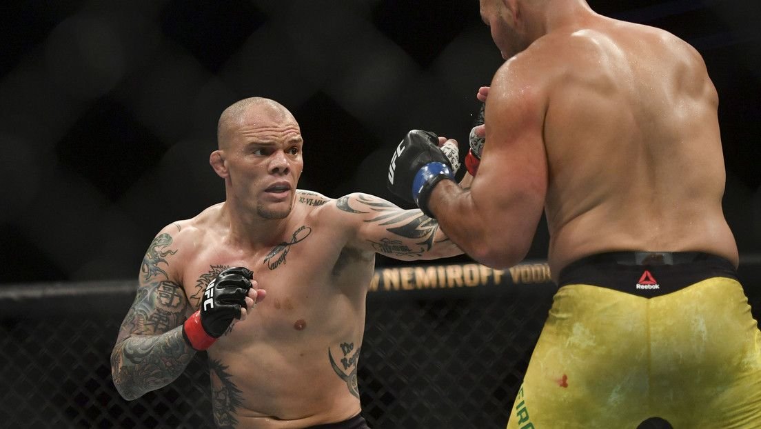 Luchador de UFC entrega varios dientes al árbitro mientras recibe una paliza brutal 2 Anthony Smith