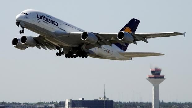 Alemania abrirá el lunes la negociación para un corredor turístico que incluye a España 2 Avion Lufthansa