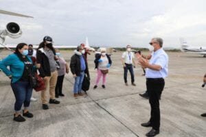 Gonzalo regresa desde New Jersey 12 dominicanos que pidieron su ayuda