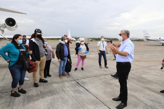 Gonzalo regresa desde New Jersey 12 dominicanos que pidieron su ayuda