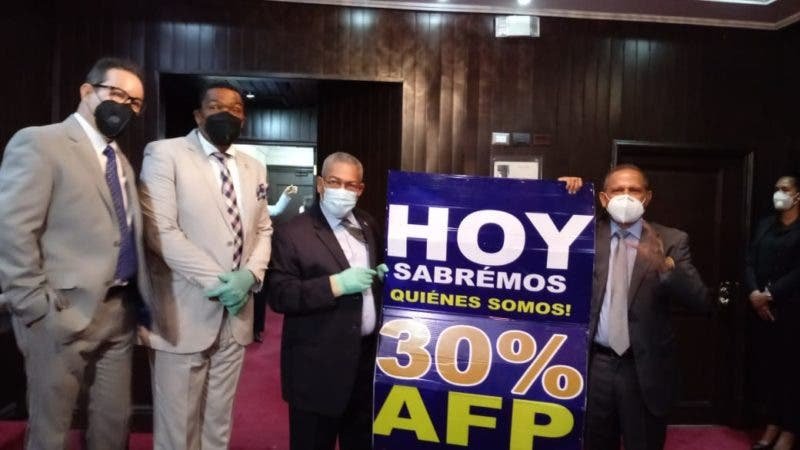 Denuncian agresión a legisladores  intentaron entrar cartel sobre proyecto AFP a Cámara de Diputados