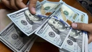 El dólar ronda los 59 pesos en la banca, y se ponen límites de US$300