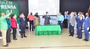 Leonel Fernández recibe apoyo de profesores universitarios