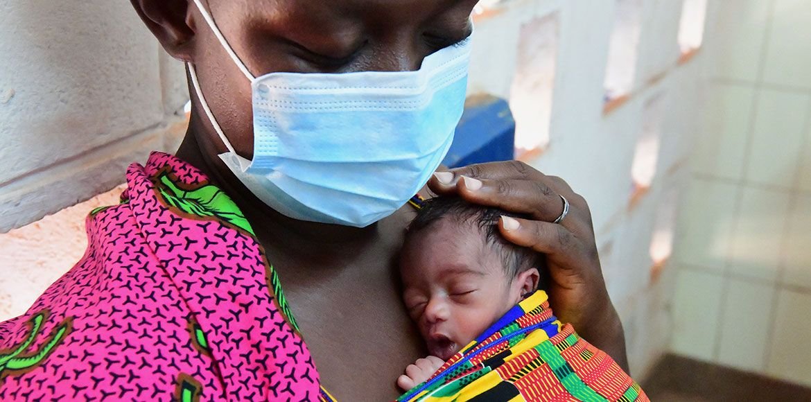 OMS pide a médicos estar alerta por coronavirus y síndrome inflamatorio en niños 2 At a regional hospital in Côte d'Ivoire, UNICEF is helping mothers protect vulnerable children from the impact of the coronavirus pandemic.
