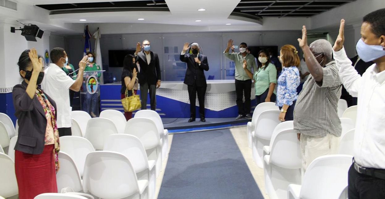 Rafy Bueno se juramenta en el PRD, ex precandidato presidencial PRM