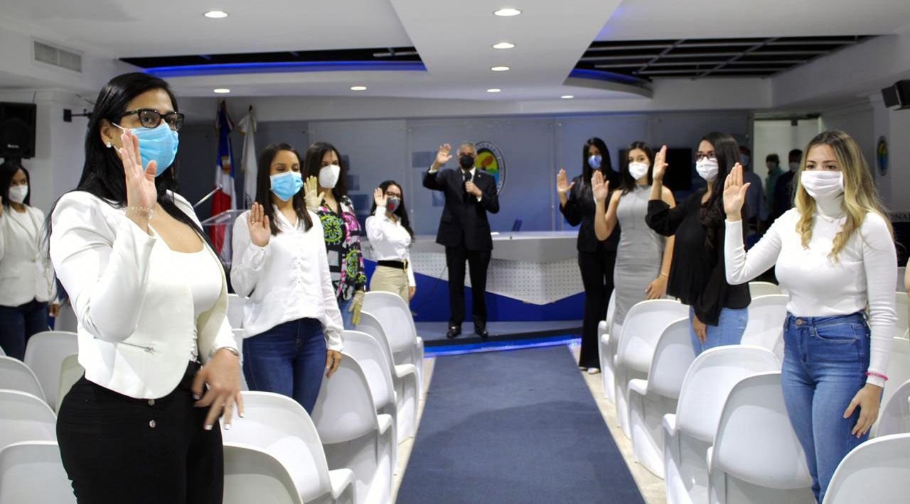 PRD juramenta mujeres y jóvenes empresarios y profesionales