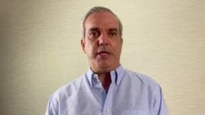 Médicos informan Abinader presenta cuadro leve, con tratamiento en casa