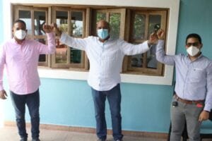 Bauta Rojas, candidato a senador de Leonel, recibe apoyo de alcalde y regidor del PLD en Tenares