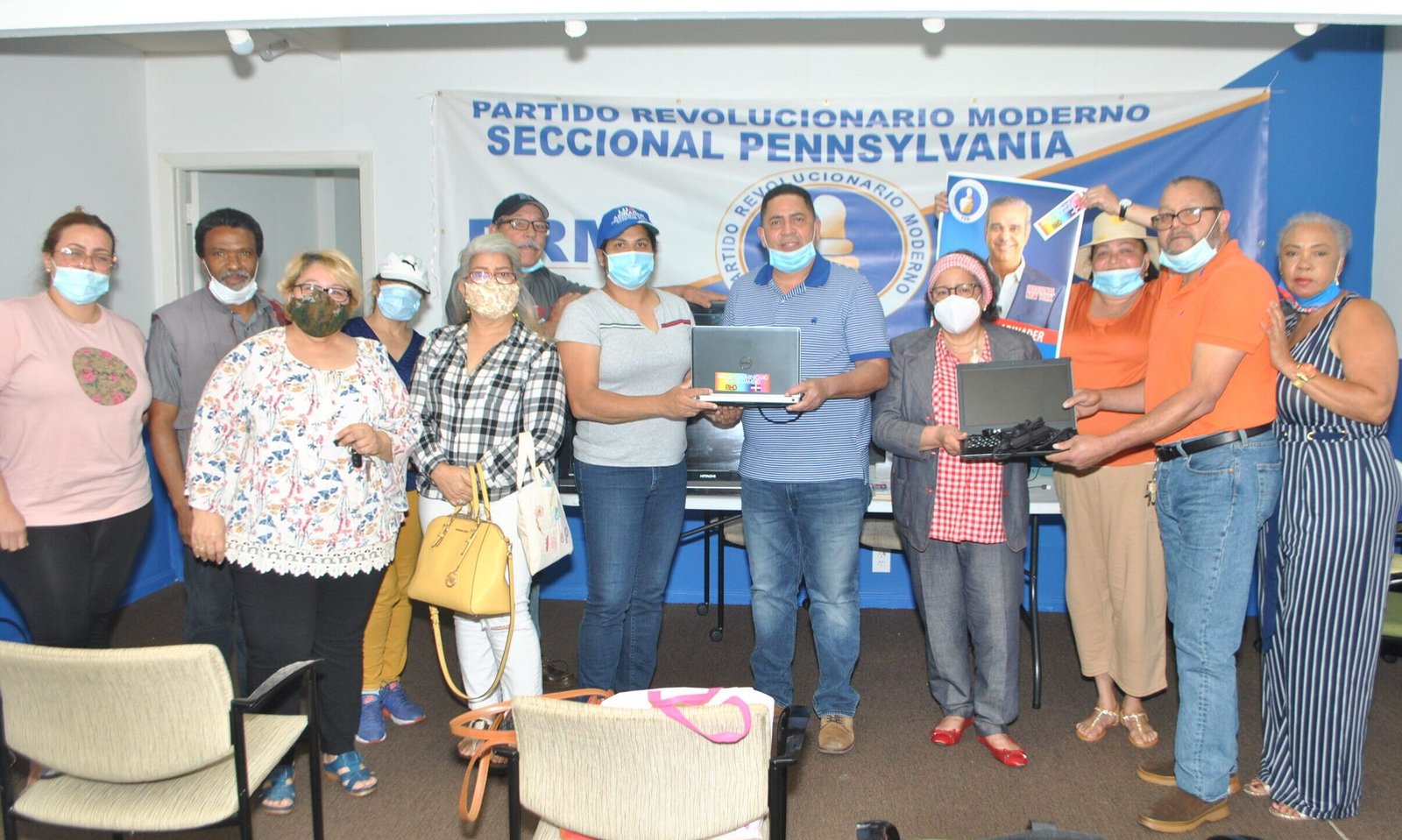 Arcoíris Dominicano por el Cambio entrega equipos de cómputos a PRM