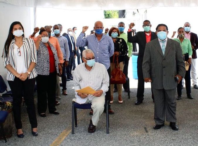 Ex alcaldes y ex regidores PRSC que pasaron al PRD PRD juramenta ex alcaldes y ex regidores del PRSC, y dirigentes del PRM, D×C, FP y Generación de Servidores