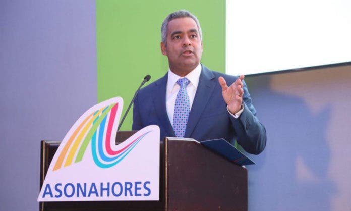 Joel Santos presenta plan de ocho puntos para restablecer el turismo