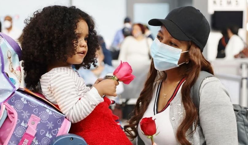 Madre y niña 234 dominicanos regresan al país por gestión del consulado de Nueva York