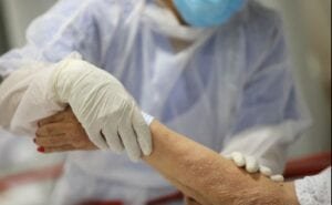 Proteínas en sangre de pacientes con COVID-19 podrían predecir gravedad de enfermedad