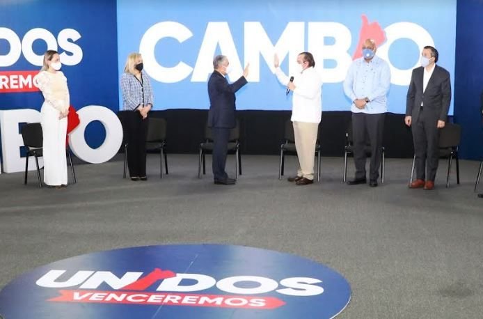 Roberto Salcedo y su familia se juramentan en el PRM