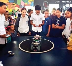 Joven desarrolla drones para la educación