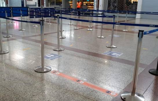 lineas Distanciamiento social en aeropuerto Las Américas