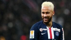 Neymar regresa a Francia tras tres meses en Brasil
