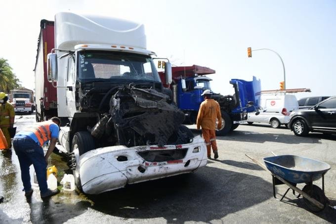 Choque entre patana, camión y yipeta provoca caos en el tránsito en el Malecón