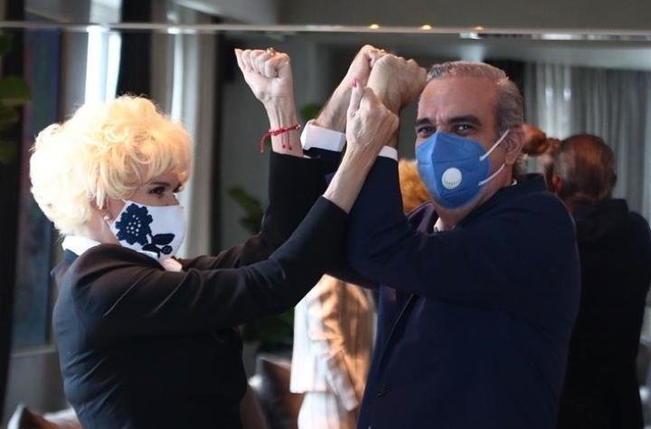 Charityn y Luis 03 Abinader reitera compromiso con gobierno ético y respetuoso; Charityn Goico también se suma al Cambio