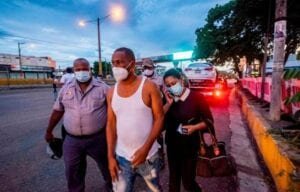 Primer día de toque de queda: 1,436 detenidos y 58 negocios cerrados