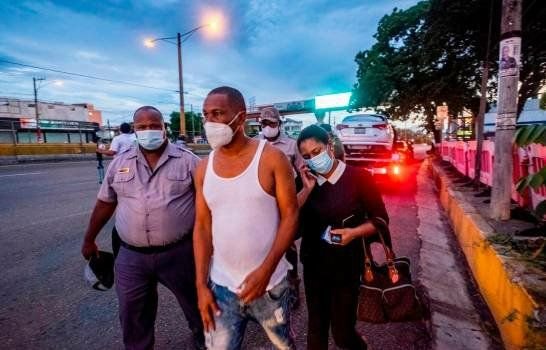 Primer día de toque de queda: 1,436 detenidos y 58 negocios cerrados