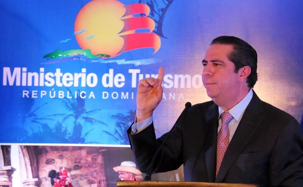 Critican silencio del ministro de turismo ante ataques de “Revista Vogue” a playas de Samaná