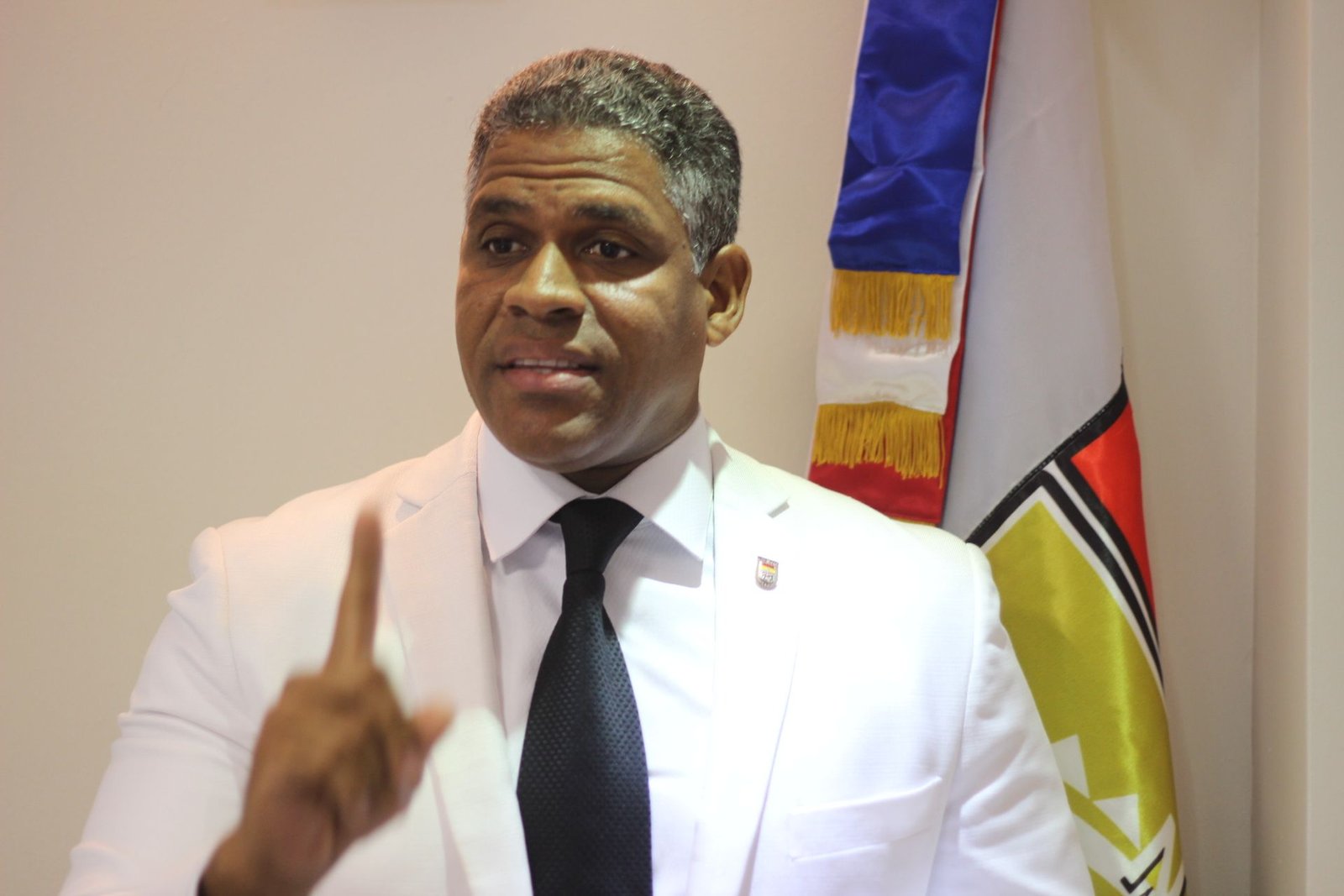 Loren Girón llama a votar bien temprano por el cambio