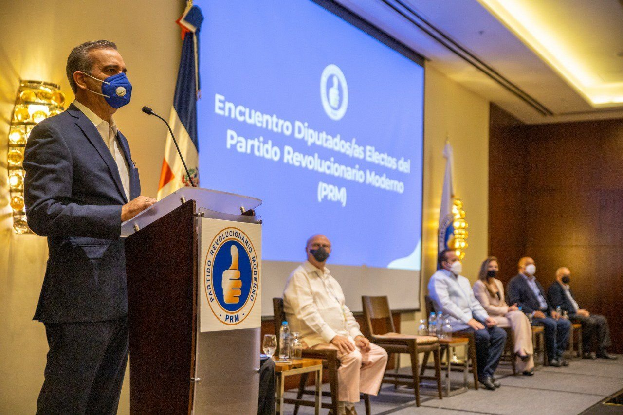 Abinader y PRM se reúnen con sus diputados electos para priorizar la situación sanitaria del país