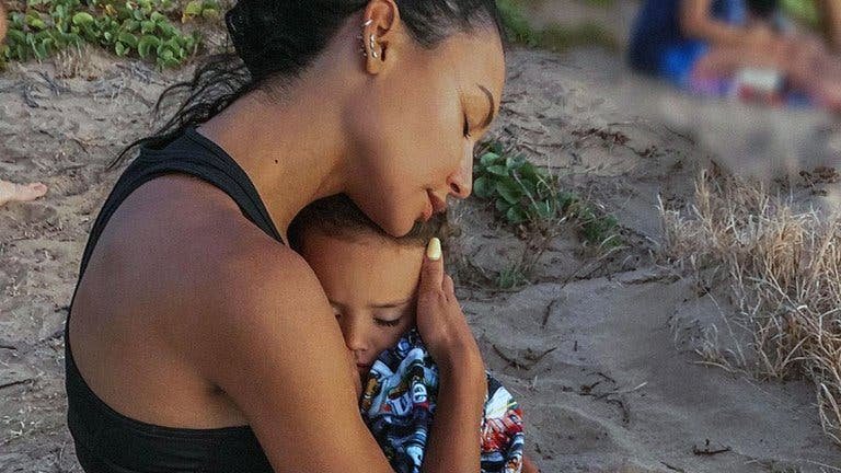 Naya abraza su hijo Hijo de Naya Rivera revela cómo murió su mamá: salvándolo