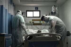 Centros de salud a punto de colapsar por Covid-19: En el DN la ocupación de camas es de 77% y en Santiago 96%