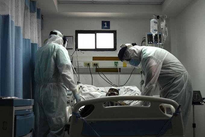 Centros de salud a punto de colapsar por Covid-19: En el DN la ocupación de camas es de 77% y en Santiago 96%