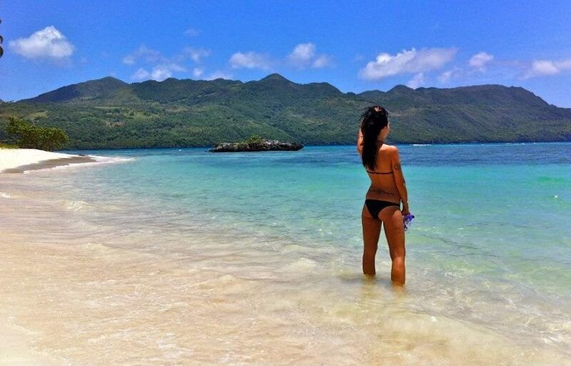 Samaná defiende “bellezas” de sus playas tras publicación en “Vogue”