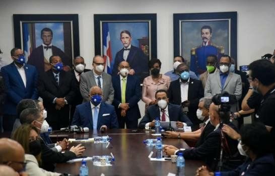 Ministro de Educación recibe a Roberto Fulcar; informa año escolar 2020-2021 será semipresencial