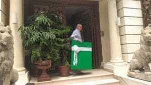 Dos militares, los primeros en llevar regalos al presidente electo Luis Abinader por su cumpleaños