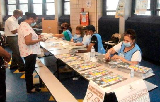 Alta abstención electoral en NY; votantes abandonan filas por tardanza y dislocamientos