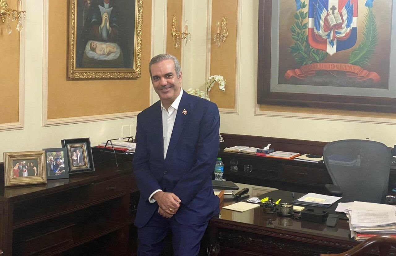 Luis Abinader pide funcionarios coloquen fotos familiares en los despachos y no la del Presidente