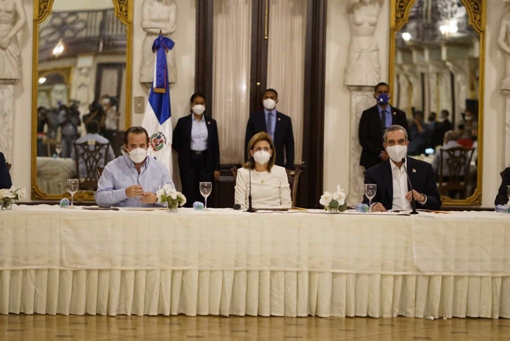 Luis Abinader ordena CNE estar preparada enfrentar situación ante el paso Depresión 13