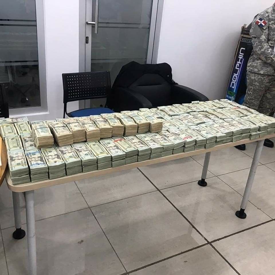 Dolares en bocinas 01 Incautan más de US$2 millones camuflados en bocinas de sonido