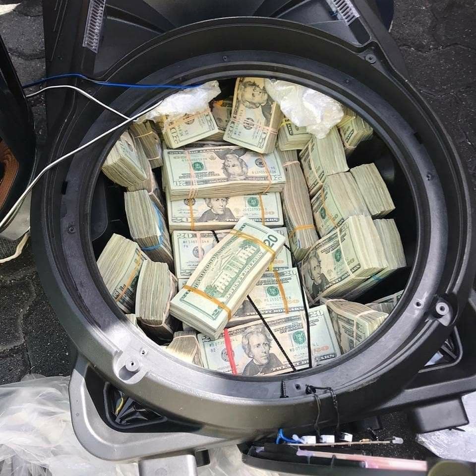 Incautan más de US$2 millones camuflados en bocinas de sonido