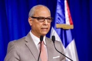 Flavio Darío Espinal defiende la aprobación aeropuerto en Bávaro