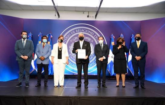 Vargas se despide de la Cancillería; afirma cumplió con éxito su misión