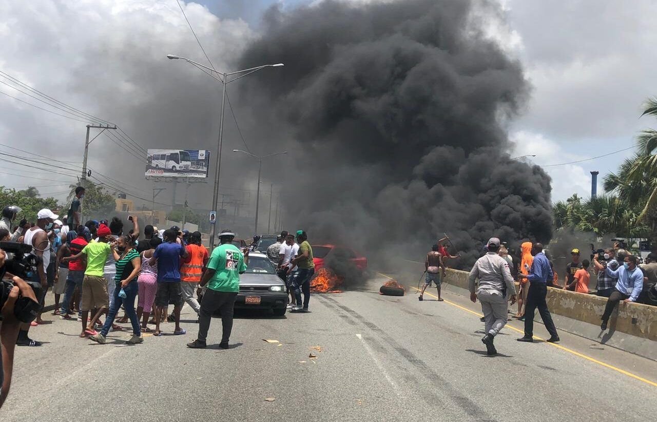 Protestas en Ensanche Isabelita por muerte niña arrojada al mar