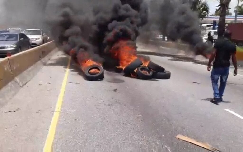 Protesta Isabelita 05 Protestas en Ensanche Isabelita por muerte niña arrojada al mar
