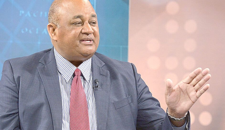 Roberto Furcal promete impulsar el bilingüismo en las escuelas públicas