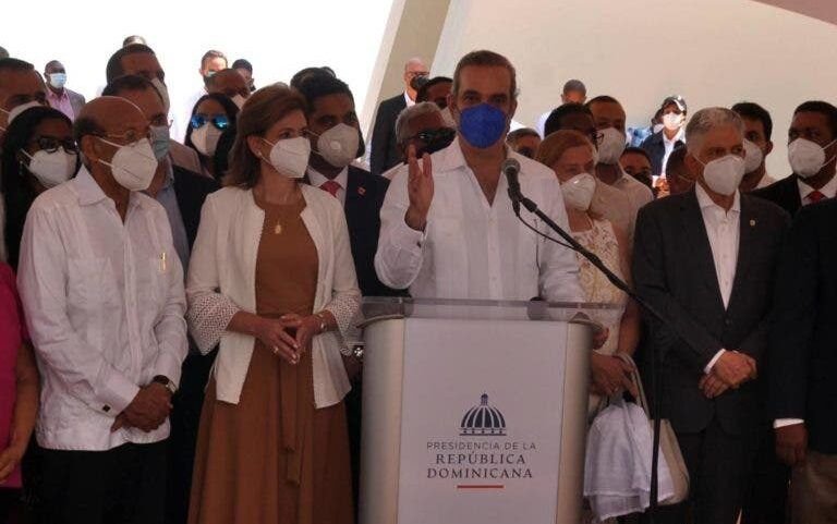 Abinader califica de «locura» privatización instituto del cáncer, Omsa, Metro y Teleférico