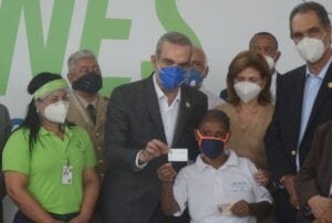 Abinader inicia afiliación de dos millones dominicanos a SENASA