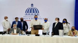 Abinader promete apoyo y explorar nuevos mercados para exportar cigarros