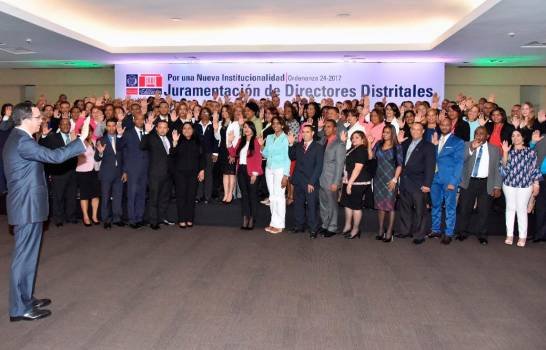 Andres Navarro juramenta directores Navarro: "La institucionalidad del sistema educativo ha sido bombardeada"