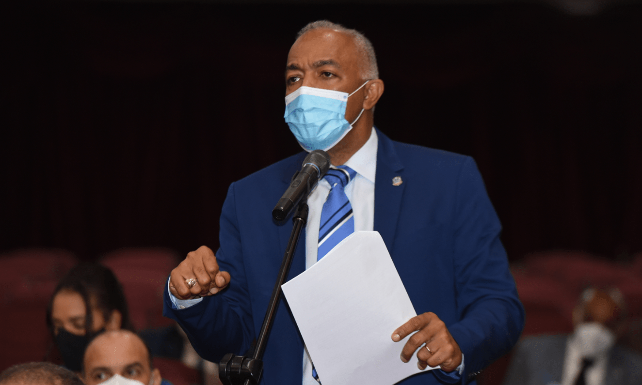 Escogen a Bertico Santana como presidente Comisión de Hacienda