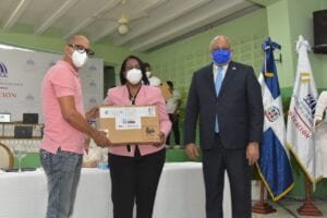 Educación inicia entrega de 70 mil dispositivos a maestros